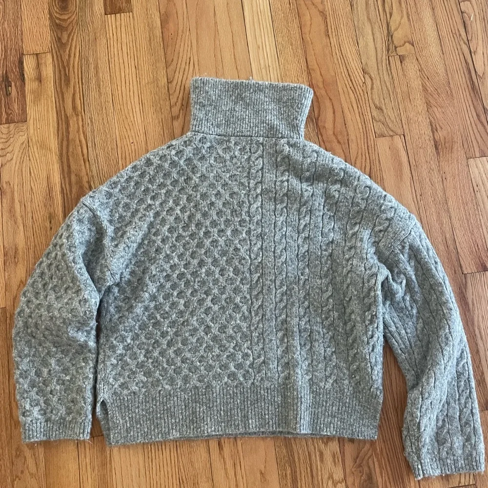 Abercrombie & Fitch Gray Cable Knit Turtleneck Sweater - Picture 4 of 4